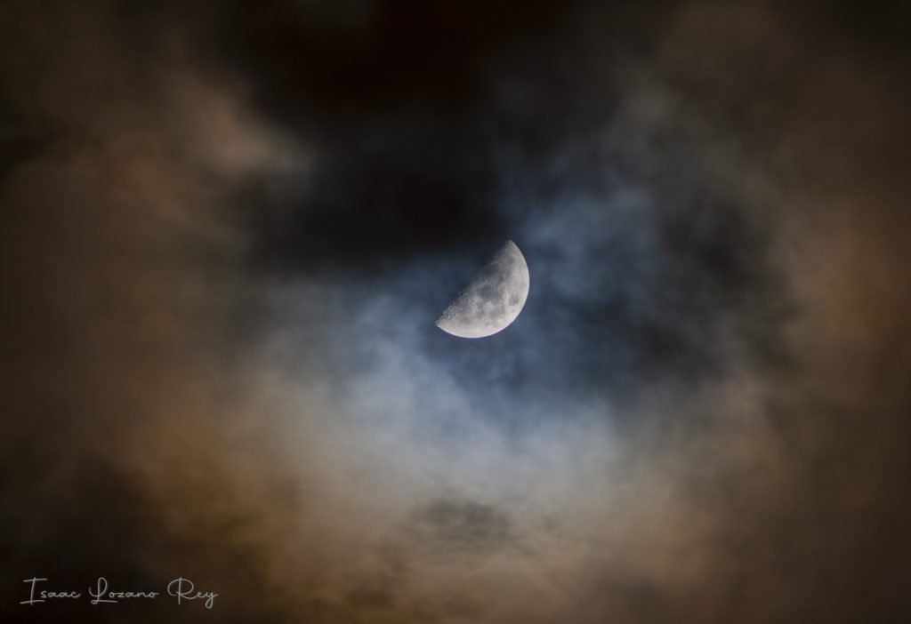 Luna entre nubes